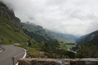 Blick auf den Urnerboden und die wolkenverhangenen Jegerstöck