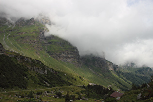 Blick auf die Ostrampe des Klausenpasses und zu viele Wolken