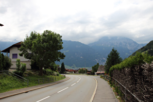 am unteren Ende des Schächentals in Bürglen, Blick ins Reusstal, im Hintergrund der Gitschen (in Wolken)