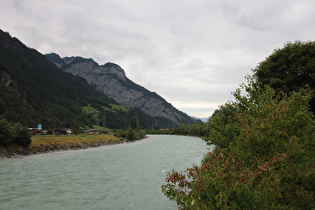 die Reuss in Erstfeld, Blick flussabwärts …