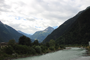 die Reuss in Erstfeld, Blick flussaufwärts