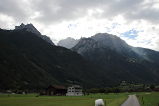 Blick über das Reusstal, am Horizont v. l. n. r.: Chli Windgällen, Oberalpstock und Witenalpstock