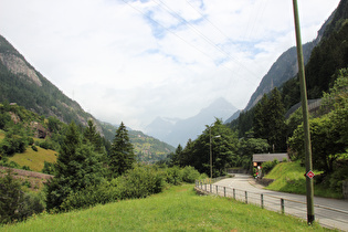 in Wiler bei Gurtnellen, Blick auf Gurtnellen, dahinter v. l. n. r.: Hoch Fulen und Chli Windgällen im Regen