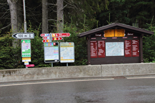 Wegweiser beim Bahnhof Andermatt