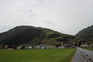 Blick auf Andermatt, die Westrampe des Oberalppasses und den Nätschen