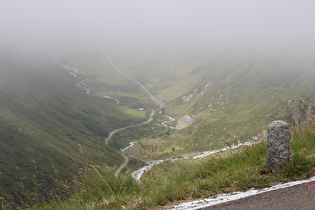 Zoom auf Furkareuss und Furka-Bergstrecke