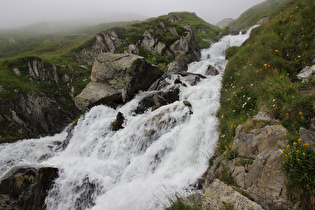 ein Wasserfall direkt an der Ostrampe