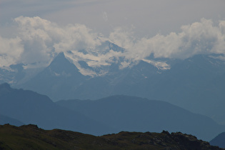 v. l. n. r.: Weisshorn (in Wolken), Brunegghorn, Bishorn (in Wolken) und  Barrhorn (in Wolken)