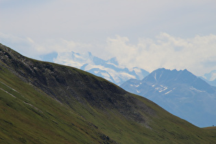 die Mischabelgruppe in Wolken, davor die Weissmiesgruppe