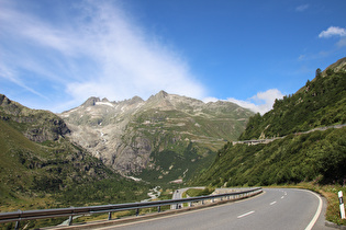 Blick vom unteren Teil der Westrampe auf den oberen Teil und die Rhone, darüber v. l. n. r.: Sidelenhorn, Groß-Furkahorn und Klein-Furkahorn