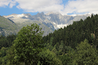 Zoom auf v. l. n. r.: die Wannenzwillinge und das Klein Wannenhorn (in Wolken)