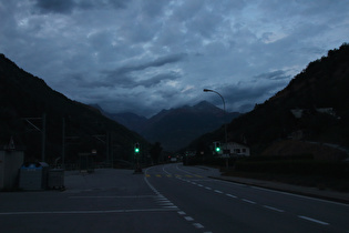 Abenddämmerung in Stalden-Ackersand, Blick talabwärts, am Horizont v. l. n. r.: Tieregghorn, Stockhorn und Alpjuhorn