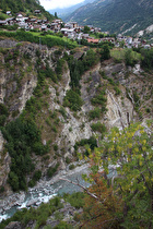 Blick in die Vispaschlucht, auf Stalden und dahinter das Vispertal