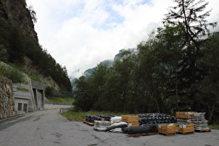 Tunnelumfahrung für Velofahrer auf der alten Straße zwischen Illas und Kalpetran; keine Bautätigkeiten dort am Bundesfeiertag