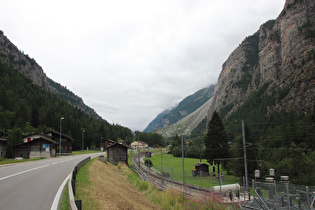 zwischen Herbriggen und Randa, Blick talaufwärts, im Hintergrund der "Bergsturz von Randa", …