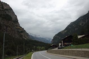 … und Blick talabwärts auf aufziehenden Regen