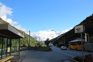 … und Blick talabwärts ins Vispertal, am Horizont in Wolken v. l. n. r.: Tieregghorn, Stockhorn und Alpjuhorn