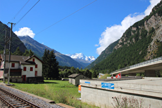 Blick talaufwärts, am Horizont v. l. n. r.: Breithorn und Klein Matterhorn