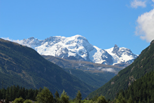 Zoom auf das stark vergletscherte Breithorn und das Klein Matterhorn