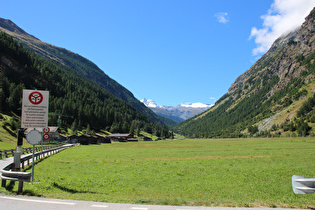 Blick talaufwärts über den Talboden am Südrand von Täsch