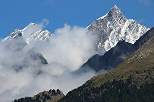 Zoom auf das Kinhorn (in Wolken), dahinter v. l. n. r.: Dom und Täschhorn