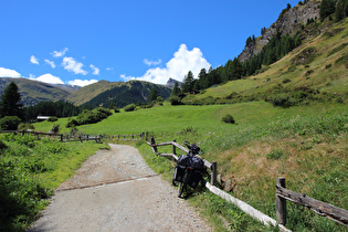 "Dach der Etappe": Zermatt, südlicher Ortsrand; Blick talaufwärts, im Hintergrund eine Wolke vor dem Matterhorn