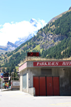 Zermatt, nördlicher Ortseingang, im Hintergrund das Matterhorn