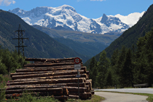 Zoom auf v. l. n. r.: Breithorn und Klein Matterhorn