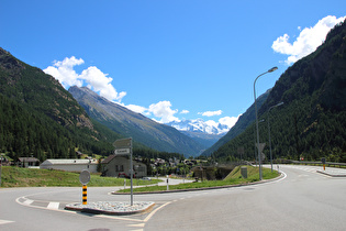 Blick talaufwärts auf Randa, am Horizont v. l. n. r.: Breithorn und Klein Matterhorn