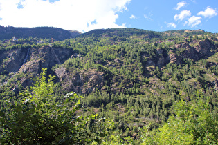 Blick von der Tunnelumfahrung zwischen Kalpetran und Illas auf Embd und den Tschongbachfall