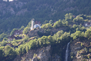 Zoom auf Häuser und Kirche am Abgrund in Zoom auf Embd und den Tschongbachfall