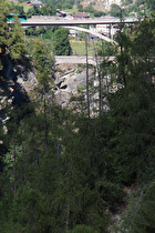 Zoom auf die alte, aufgegebene Brücke und die Killerhofbrücke über die Vispaschlucht