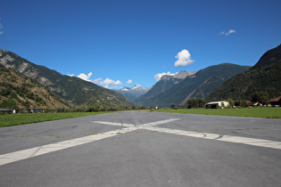 aufgegebener(?) Flugplatz bei Raron, Blick talaufwärts auf v. l. n. r.: Hillehorn, Bortelhorn und Glishorn