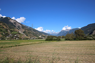 Blick talaufwärts auf Raron mit der Burgkirche, am Horizont v. l. n. r.: Hillehorn, Bortelhorn und Glishorn