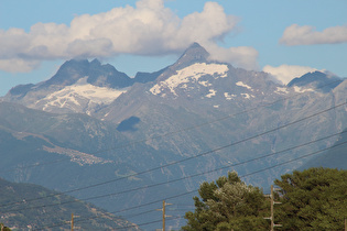 Zoom auf Rosswald, am Horizont v. l. n. r.: Hillehorn und Bortelhorn