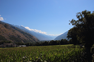 Etappenstart in Susten, Blick ins Rhonetal talaufwärts, am Horizont v. l. n. r.: Hillehorn und Bortelhorn in Wolken