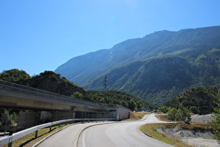 Blick über die Rhone-Route auf den Schuttkegel des prähistorischen Bergsturzes und Reste davon auf dem Talboden