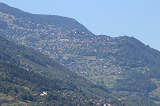 Zoom auf das komplett in den Hang gebaute Nendaz