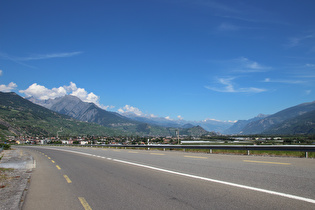 … und Blick über Ardon talaufwärts, am nahen Horizont v. l. n. r.: Sex Noir, Crêta Besse und Prabe