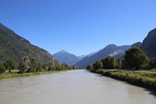 … Blick flussaufwärts, im Hintergrund der Le Catogne …