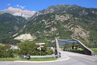 … und Blick über die Rhônebrücke auf den Dent de Morcles