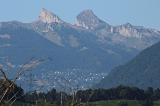 Zoom auf Leysin, dahinter v. l. n. r.: Tour d’Aï und Tour de Mayen