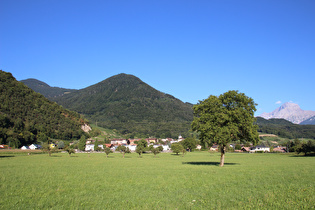 Blick über Ollon auf die Hügel des Bois de la Glaive, am fernen Horizont der Grand Muveran