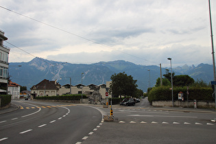 Etappenstart in Aigle, Morgenstimmung über den Préalpes de Savoie