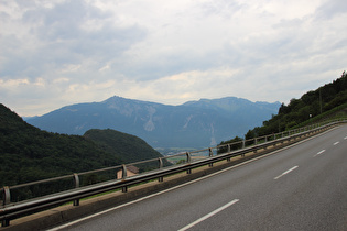 Blick von der Südrampe ins Vallée du Rhône und auf die Préalpes de Savoie