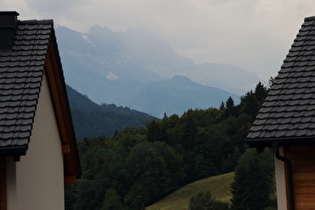 Zoom über das Tal der Grande Eau auf die Dents du Midi im Regen