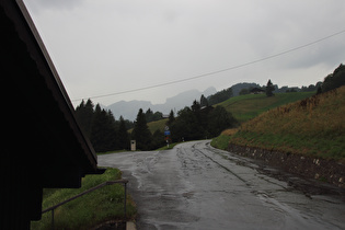 Westrampe des Col du Pillon bei Rosex, Blick nach Westen auf v. l. n. r.: Tour d’Aï und Tour de Mayen im Regen