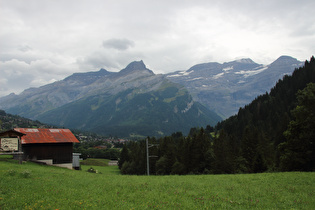 Blick über den Ort Les Diablerets auf die Berge Les Diablerets