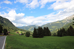 Blick über die Ostrampe auf die Talstufe bei Gsteig, am fernen Horizont v. l. n. r.: Giferspitz und Lauenenhorn