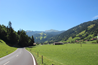 im Obersimmental zwischen Blankenburg und Ried, Blick talaufwärts auf die Berge des Dürewaldes, dahinter v. l. n. r.: Wistätthorn und Rüwlishorn